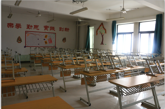 “学习雷锋，我先行”——学院学生积极行动清洁教室